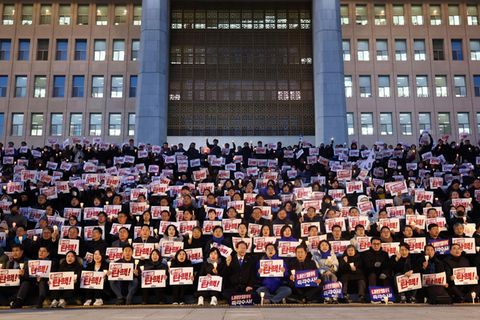 Nachdem der südkoreanische Präsident das Kriegsrecht ausrief, stürmen 190 Abgeordnete stürmen das Parlament. Die Opposition samt Demonstranten fordert eine Amtsenthebung Yoons.