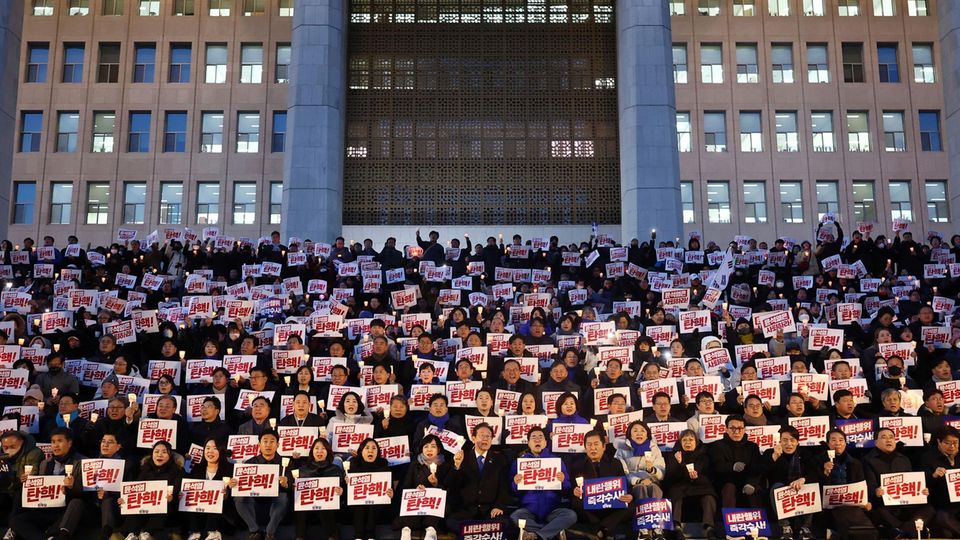 Südkoreas Präsident ruft Kriegsrecht aus - 190 Abgeordnete stürmen das Parlament Nachdem der südkoreanische Präsident das Kriegsrecht ausrief, stürmen 190 Abgeordnete stürmen das Parlament. Die Opposition samt Demonstranten fordert eine Amtsenthebung Yoons.