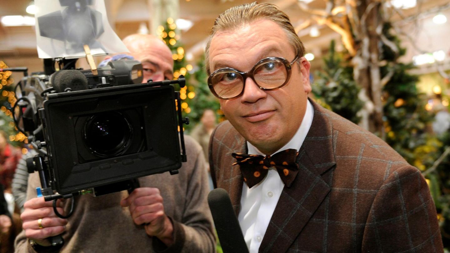 Hape Kerkeling mit Brille und dicken Brillengläsern in seiner Rolle aus Siggi Schwäbli