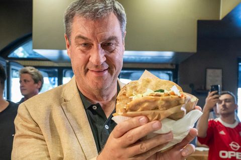CSU-Chef Markus Söder isst einen Döner