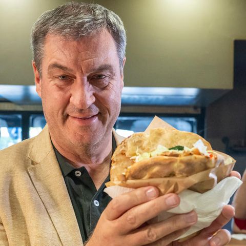 CSU-Chef Markus Söder isst einen Döner