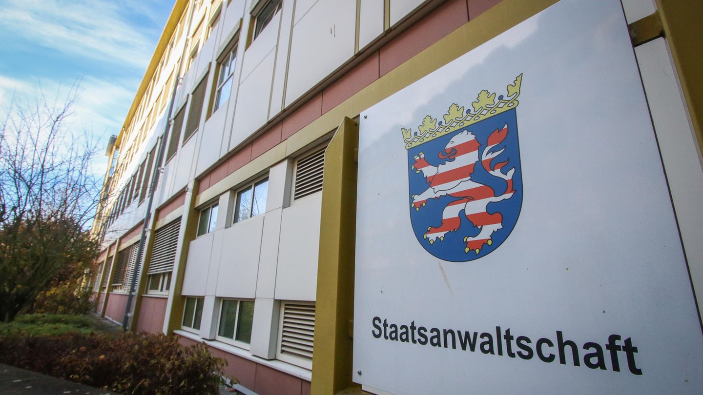 Am Gebäude der Staatsanwaltschaft Gießen hängt ein Schild mit dem Wappen von Hessen