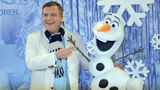Kerkeling im weißen Jackett nebem dem Schneemann Olaf aus dem Film "Die Eiskönigin"