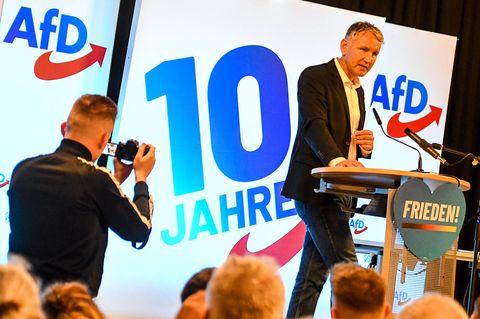 Ein Mann filmt AfD-Mann Björn Höcke