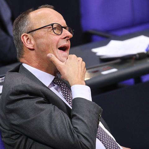 Friedrich Merz sitzt im Bundestag und wundert sich.