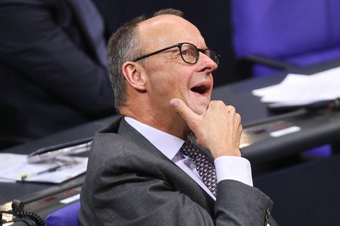 Friedrich Merz sitzt im Bundestag und wundert sich.