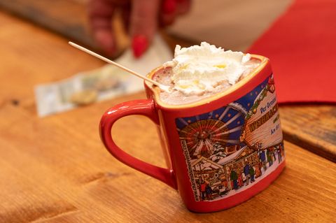 Auf dem Frankfurter Weihnachtsmarkt soll eine heiße Schokolade mit Schuss nun nicht mehr "Lumumba" heißen. Dazu hat die Stadt alle Budenbetreiber eindringlich gebeten. Doch warum?