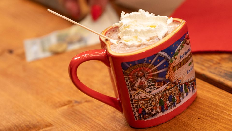 Auf dem Frankfurter Weihnachtsmarkt soll eine heiße Schokolade mit Schuss nun nicht mehr "Lumumba" heißen. Dazu hat die Stadt alle Budenbetreiber eindringlich gebeten. Doch warum?