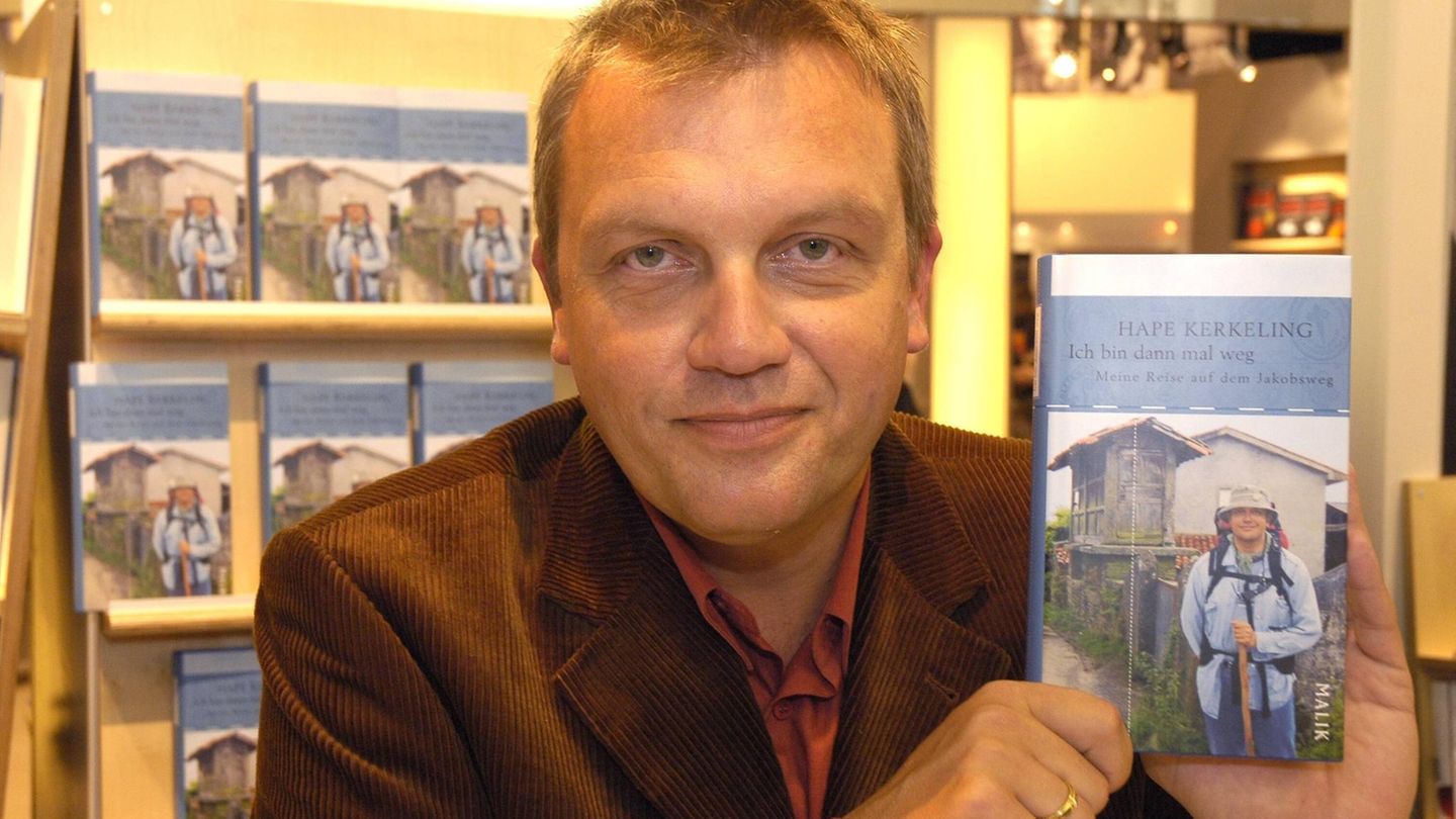 Hape Kerkleing zeigt sein Buch "Ich bin dann mal weg"