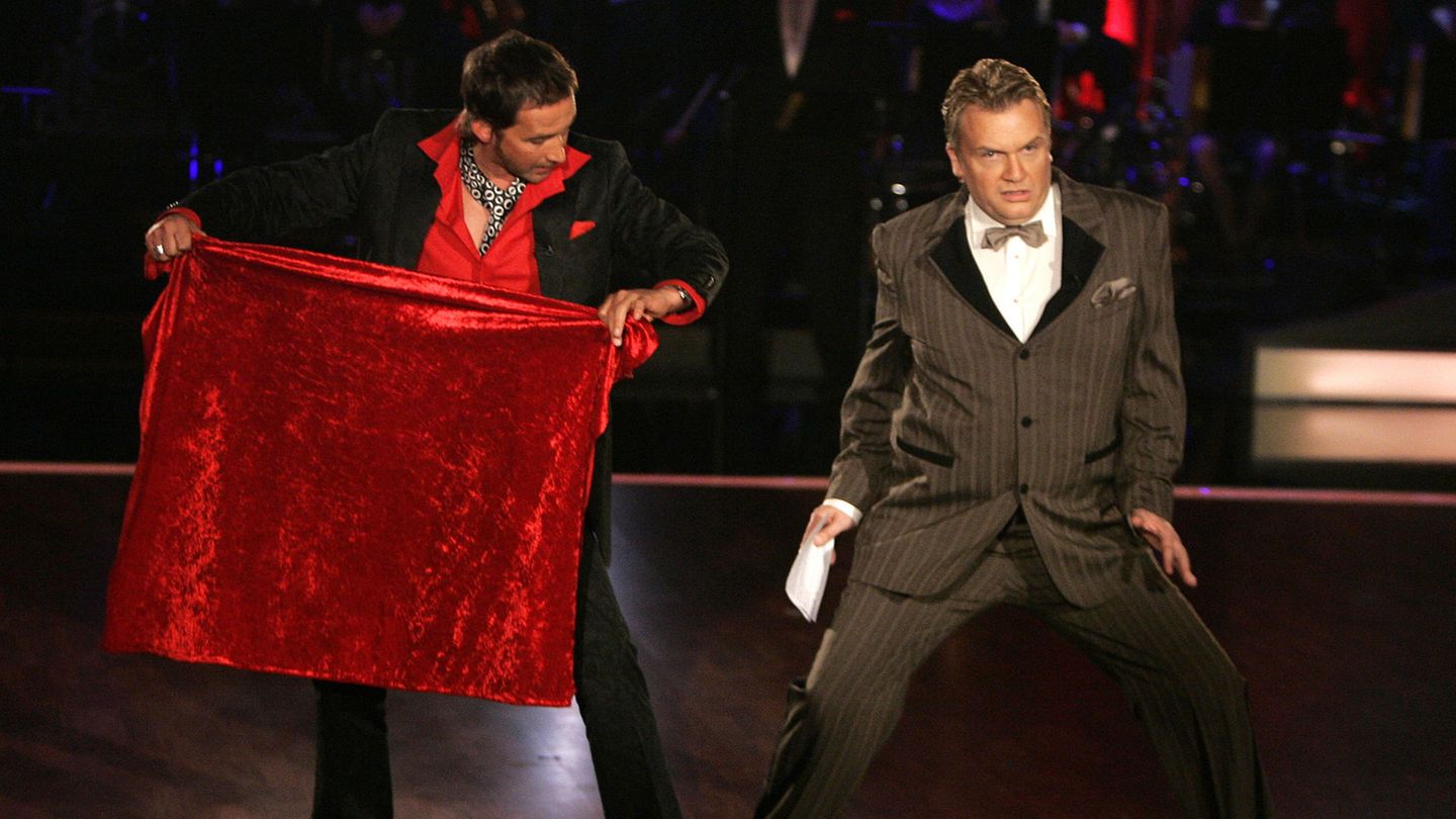 Hape Kerkeling schwingt bei der Show Let's Dance das Tanzbein