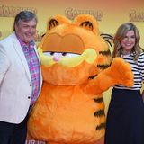 Hape Kerkeling und Anke Engelke mit einem lebensgroßen Plüschkater von Garfield