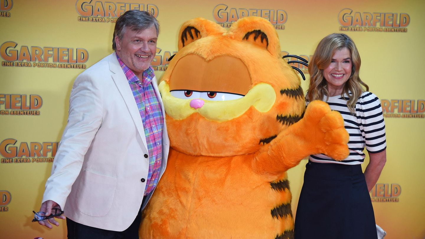 Hape Kerkeling und Anke Engelke mit einem lebensgroßen Plüschkater von Garfield