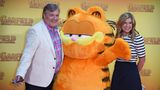 Hape Kerkeling und Anke Engelke mit einem lebensgroßen Plüschkater von Garfield
