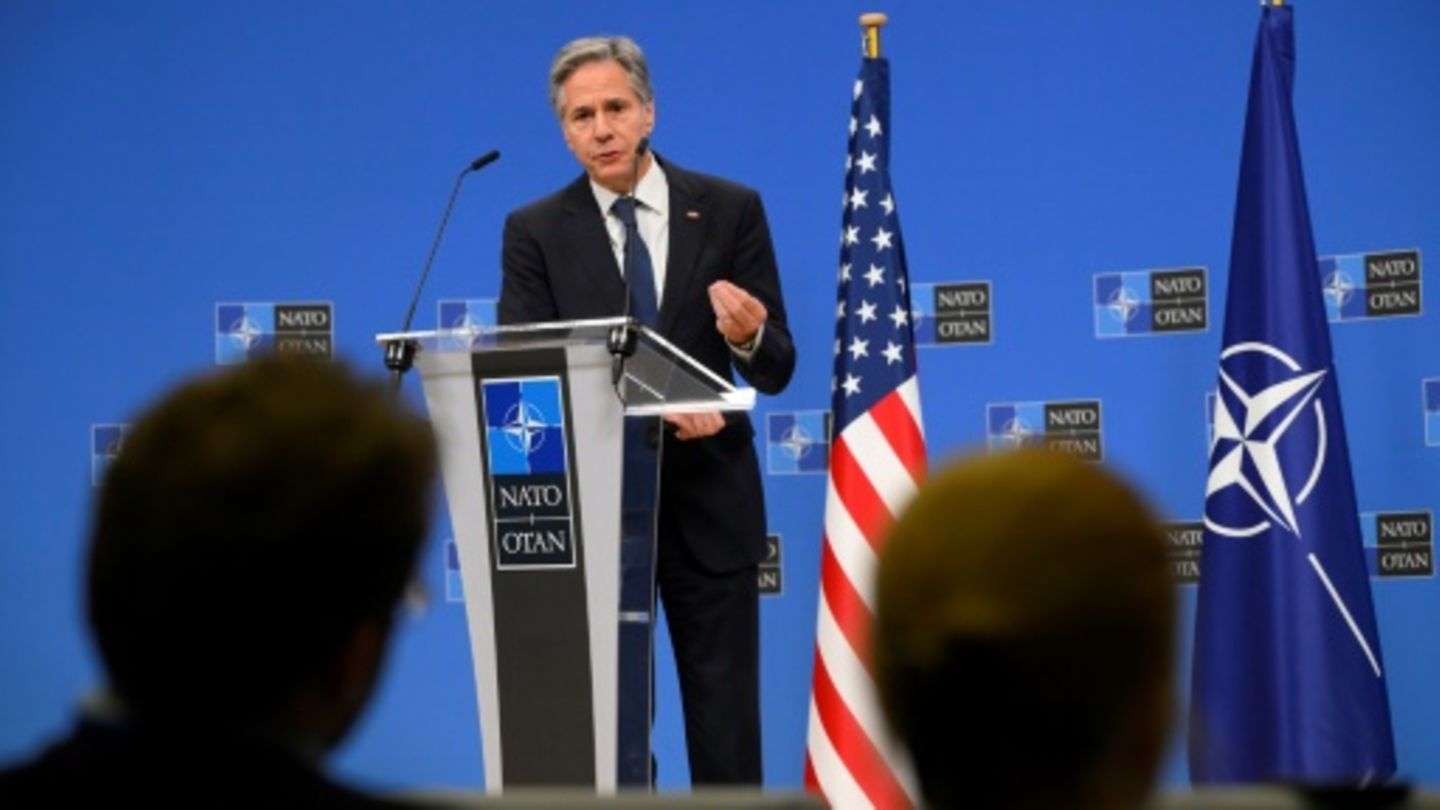Blinken bei einer Pressekonferenz beim Nato-Außenministertreffen in Brüssel