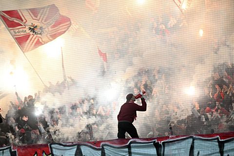 Fans des 1. FC Köln zündeten zum DFB-Pokal-Achtelfinale gegen Hertha BSC Pyrotechnik auf den Rängen