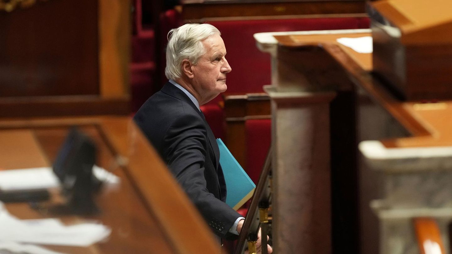 France’s government overthrown by vote of no confidence