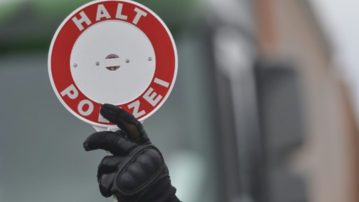 Bundespolizist mit Stoppschild