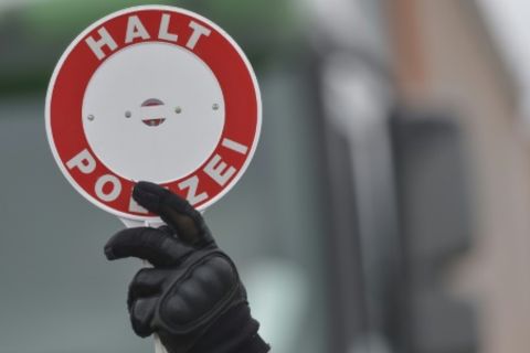Bundespolizist mit Stoppschild