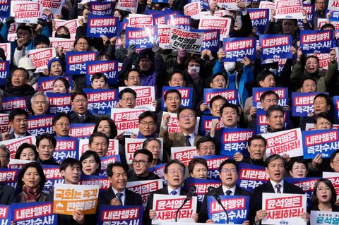 Kundgebung gegen Präsident Yoon Suk Yeol vor der Nationalversammlung in Südkorea