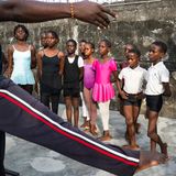 Daniel zeigt seinen Schülern eine Pose