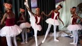 Ballerinas in Tutu-Kleidern wärmen sich hinter der Bühne auf.