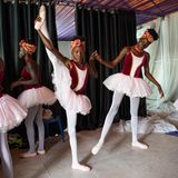 Ballerinas in Tutu-Kleidern wärmen sich hinter der Bühne auf.