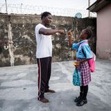 Der Tanzlehrer Daniel und eine Schülerin geben sich ein High-Five.