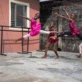Ballet: Schüler in pinken Kleidern springen im Hinterhof der Akademie