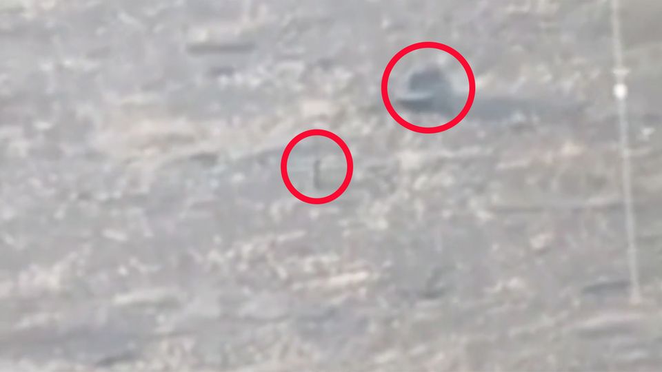 Russischer Soldat auf Fahrrad lotst Panzer über Minenfeld