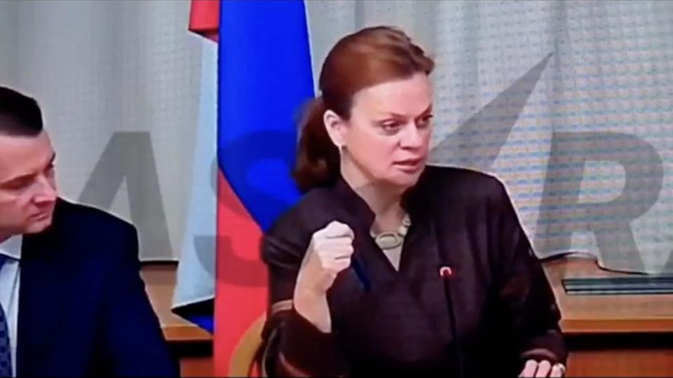 Russische Vize-Verteidigungsministerin plaudert offenbar vertrauliche Zahl aus Bei einer Anhörung spricht Anna Ziwiljowa über Vermisstenanfragen - und nennt Zahlen. Zügig wird ergänzt, dass diese Daten "sehr sensibel" seien und "nirgendwo auftauchen" dürfen.