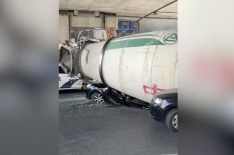 Horror-Unfall: Betonmischer zerquetscht Auto – Insasse wie durch ein Wunder kaum verletzt
