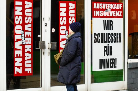 "Ausverkauf statt Insolvenz"-Plakate in einem Schaufenster