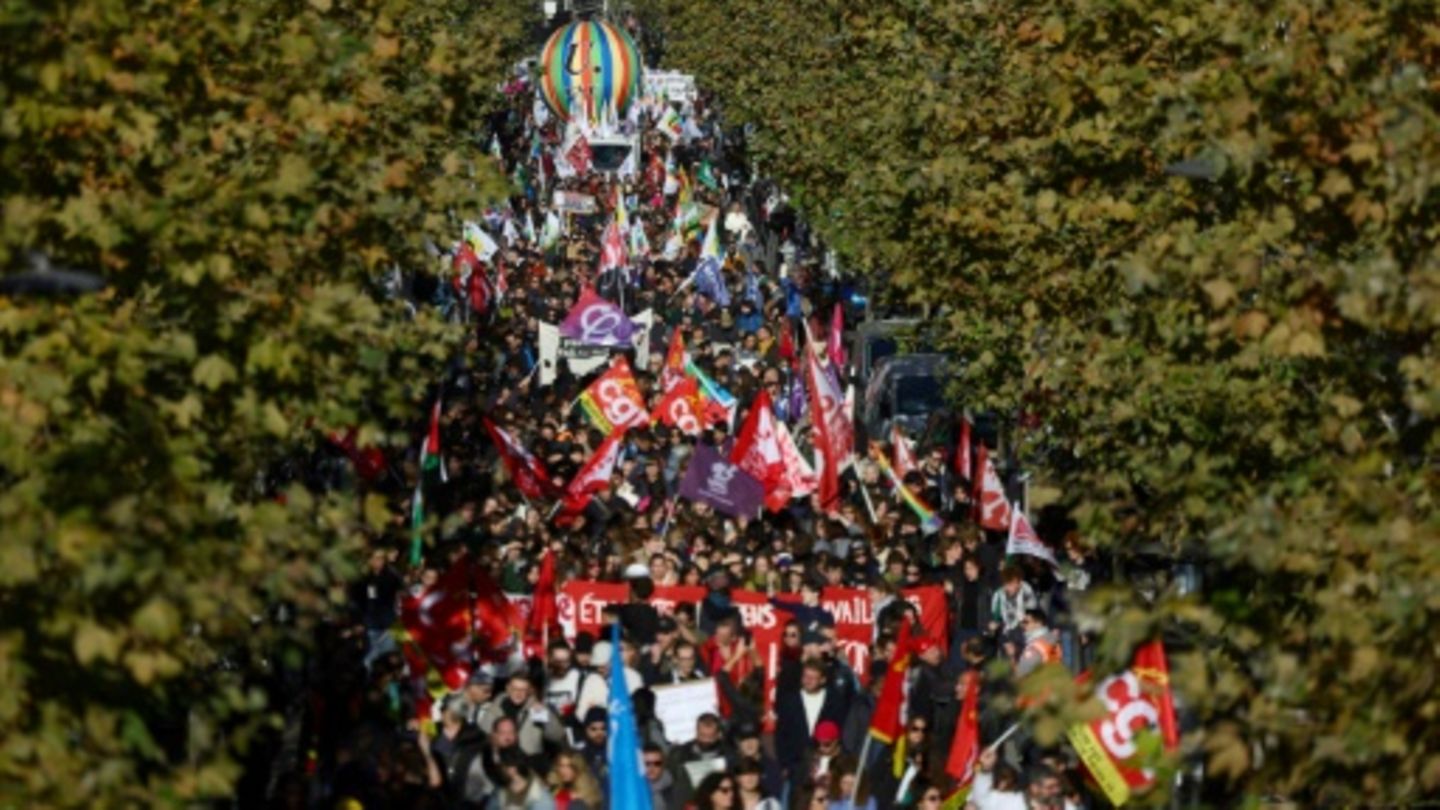 Mitarbeiter des öffentlichen Diensts demonstrieren am 5. Dezember 2024 in Marseille
