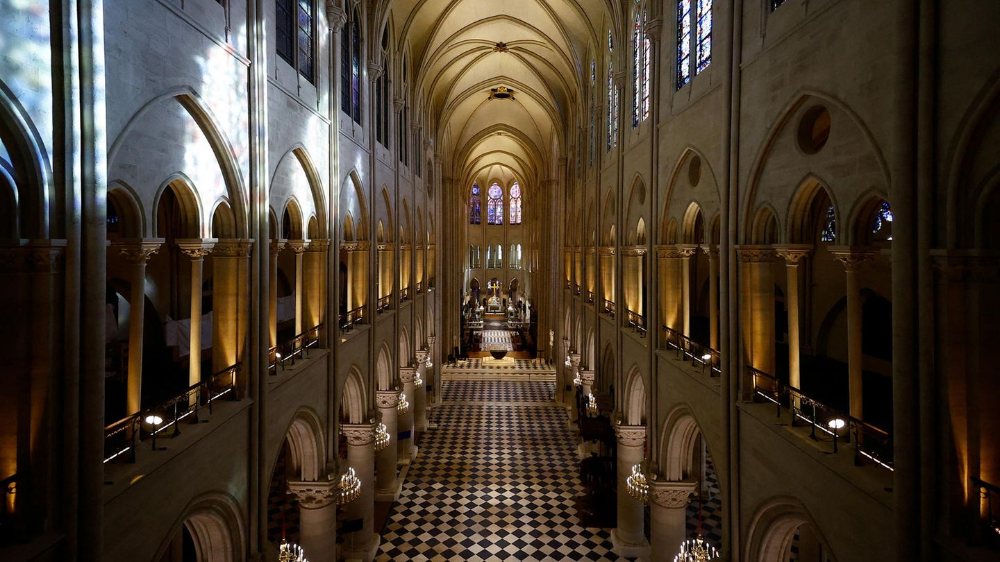 Das Kirchenschiff Notre-Dame, eingetaucht in warmes Licht