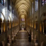 Das Kirchenschiff Notre-Dame, eingetaucht in warmes Licht