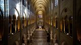 Das Kirchenschiff Notre-Dame, eingetaucht in warmes Licht