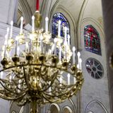 Goldfarbener Kronleuchter mit elektrischen Kerzen