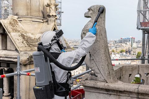 September 2022: Reinigung einer Steinfigur von Bleistaub