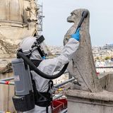 September 2022: Reinigung einer Steinfigur von Bleistaub