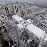 Februar 2023: Blick auf die Kirchenschiffe und auf das Gewölbe, über dem der Vierungsturm errichtet wird, der mitsamt des hölzernen Dachstuhls niederbrannte. Planen schützen das Innere der Kathedrale