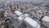 Februar 2023: Blick auf die Kirchenschiffe und auf das Gewölbe, über dem der Vierungsturm errichtet wird, der mitsamt des hölzernen Dachstuhls niederbrannte. Planen schützen das Innere der Kathedrale