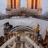 Das Foto zeigt die Konstruktion der neuen Turmspitze