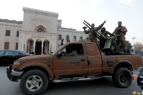 Sieg mit Symbolkraft: Rebellen bei der Einnahme von Syriens viertgrößter Stadt Hama am Mittwoch. 1982 hatte das Assad-Regime hier einen Aufstand blutig niedergeschlagen, Zehntausende starben