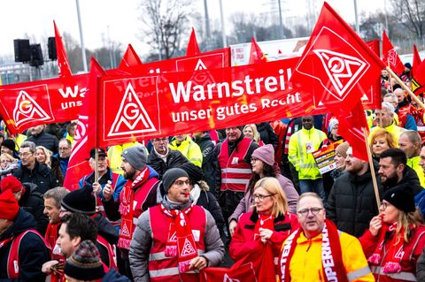 Bereits am vergangenen Montag waren bei VW fast 100.000 Mitarbeiter an neun Standorten in den Warnstreik getreten