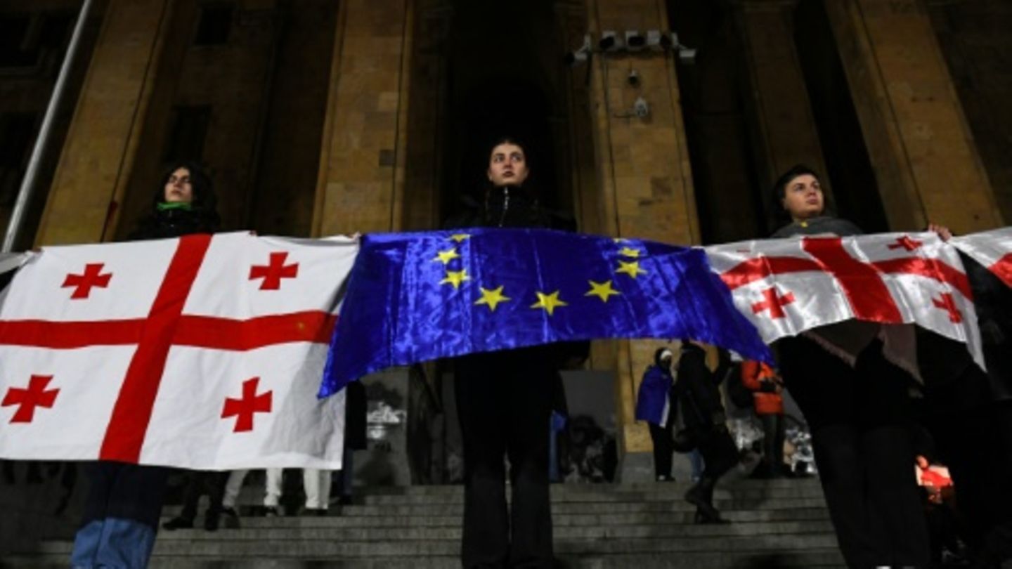 Demonstranten in Tiflis am Donnerstagabend