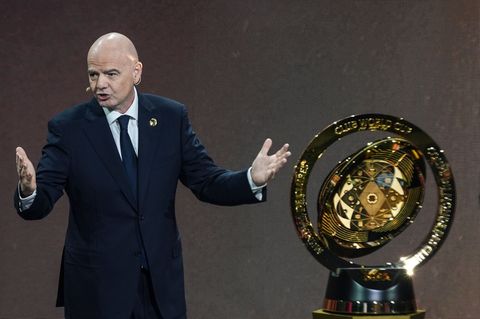 FIFA-Präsident Gianni Infantino bei der Klub-WM-Auslosung mit der WM-Trophäe