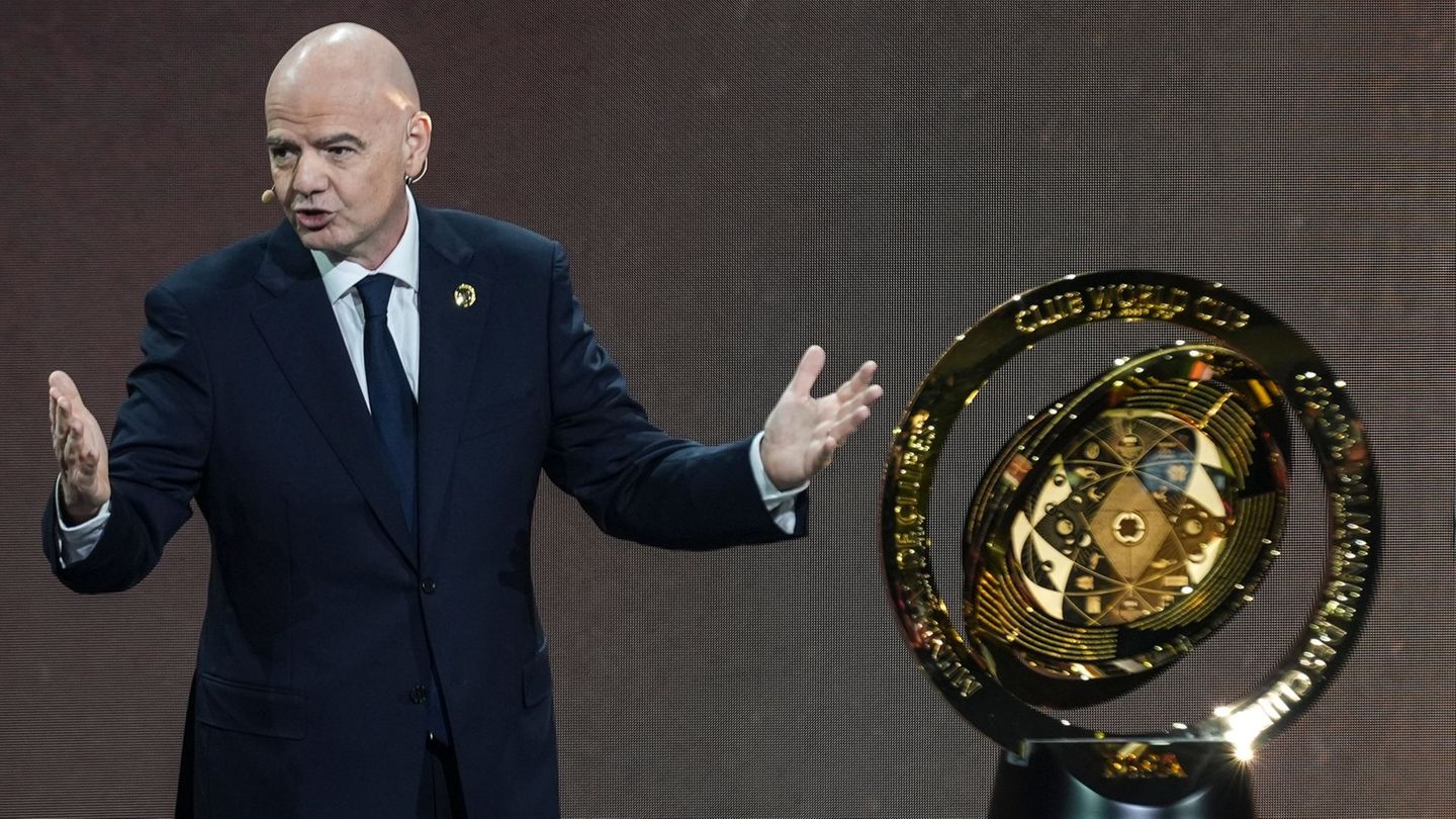 FIFA-Präsident Gianni Infantino bei der Klub-WM-Auslosung mit der WM-Trophäe