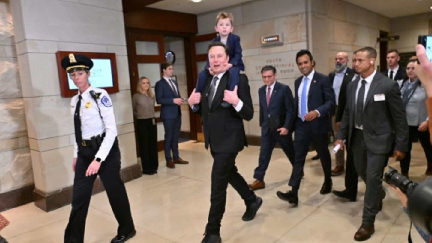 Elon Musk, mit seinem Sohn auf den Schultern, am Donnerstag im US-Kongress
