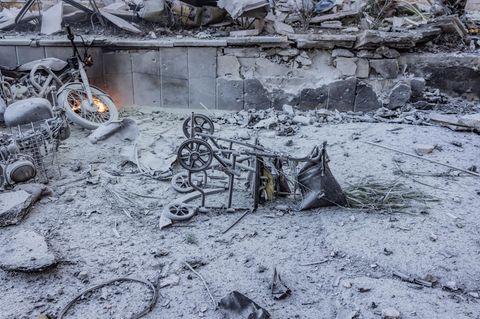 Mit Asche und Staub bedeckt liegen Gegenstände in den Trümmern am Universitätskrankenhaus von Idlib in Syrien