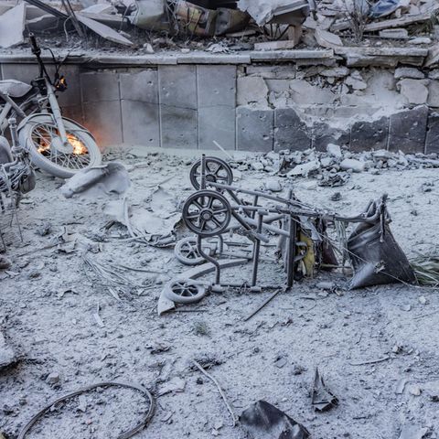 Mit Asche und Staub bedeckt liegen Gegenstände in den Trümmern am Universitätskrankenhaus von Idlib in Syrien